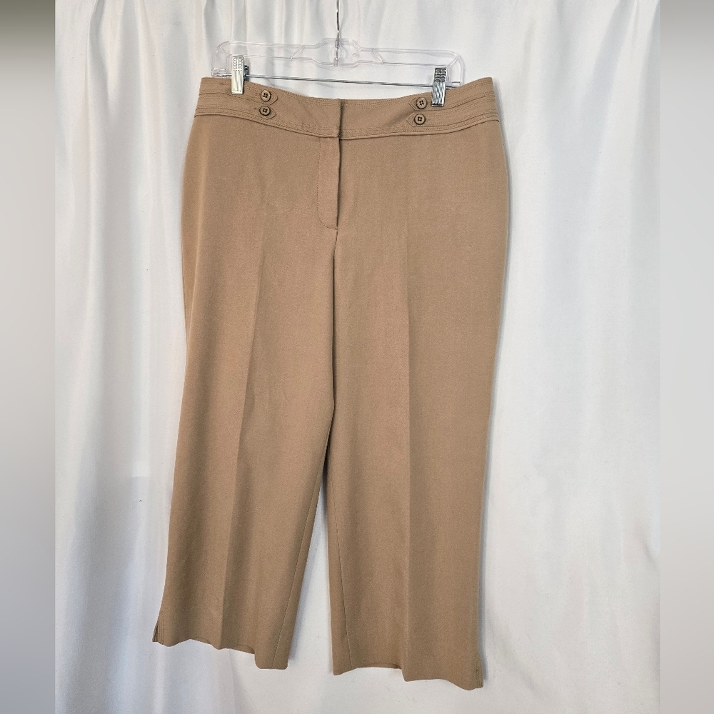 Larry Levine Tan Capri Pants. Size 12.